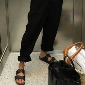 Birkenstock Arizona BS strl 39 - Säljer ett par helt nya birkenstock Arizona tofflor (köpta online denna veckan) i storlek 39, säljer för 550 och frakten ingår, kan annars mötas i Göteborg 