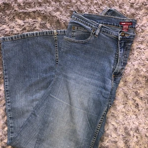 Vintage H&M jeans - Vintage jeans från H&M i storlek 38. De är i en såå fin färg men säljer för att jag har flera jeans som är liknande och för att de var för stora i midjan 💘🦋⭐️ Skulle säga att de är i W27/L32 💕💕💕 Har ett litet hål vid högra bakfickan, se bild 3!