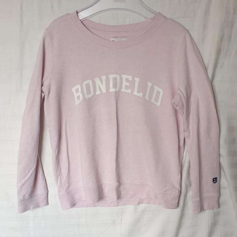 Ljusrosa sweatshirt från Bondelid köpt från MQ (MARQET)💗 Bokstäverna har lite damm på sig (bild 2) 😊  Använd, men i bra skick. Nypris: 499kr. Hoodies.