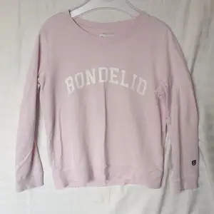 Ljusrosa sweatshirt från Bondelid köpt från MQ (MARQET)💗 Bokstäverna har lite damm på sig (bild 2) 😊  Använd, men i bra skick. Nypris: 499kr