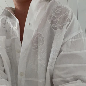 Broderad skjorta - Skjorta med jättefint mönster