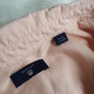 Rosa Gant skjorta XS - Fint skick. Största barnstorleken men motsvarar xs. 