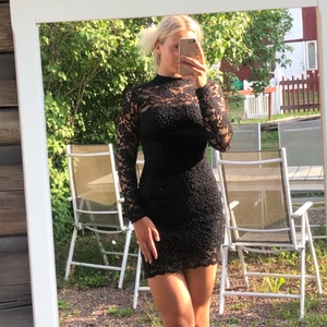 Spetsklänning med öppen rygg - Supersnygg klänning i spets med öppen rygg som passar perfekt vid finare tillfällen🖤🥂