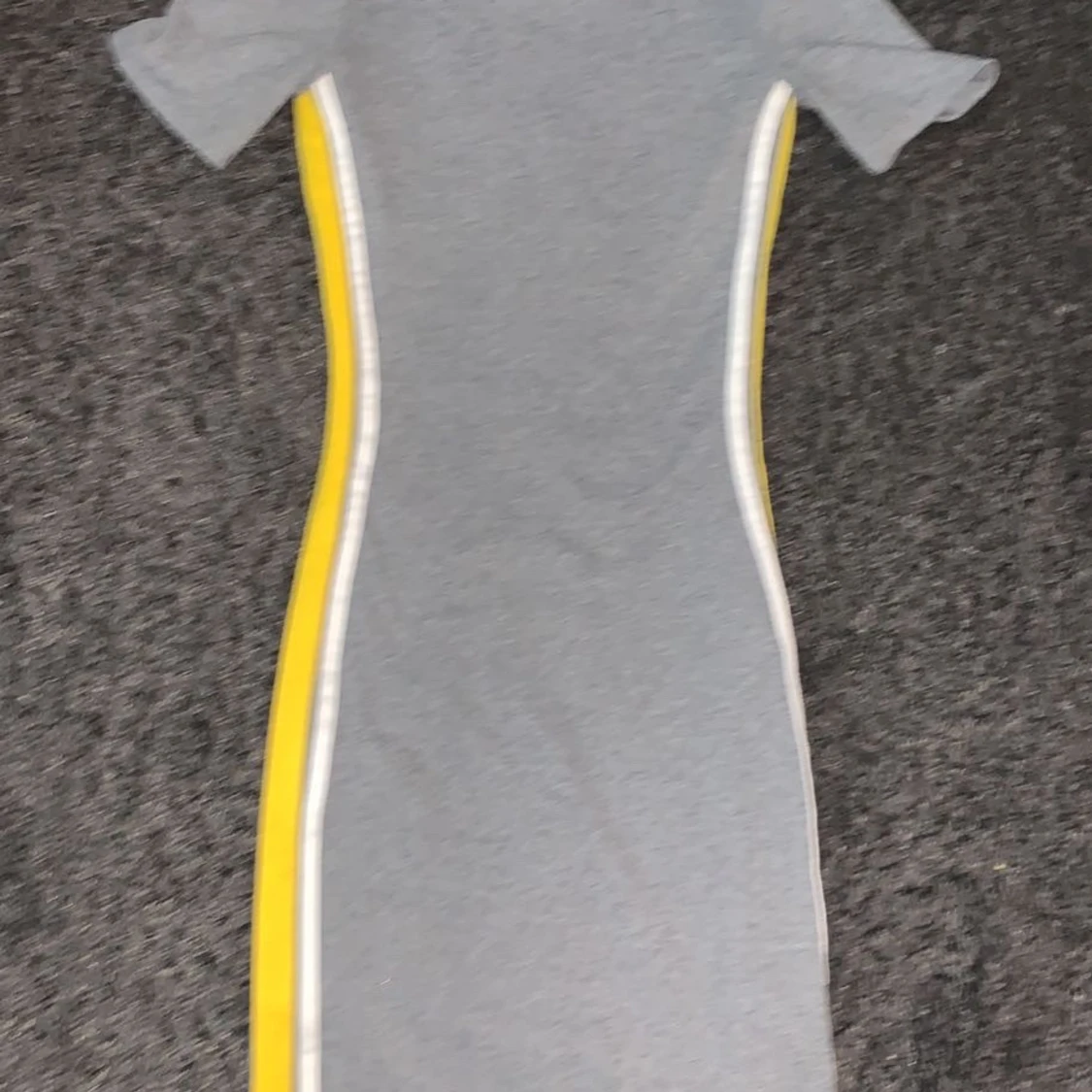 En grå strechig klänning