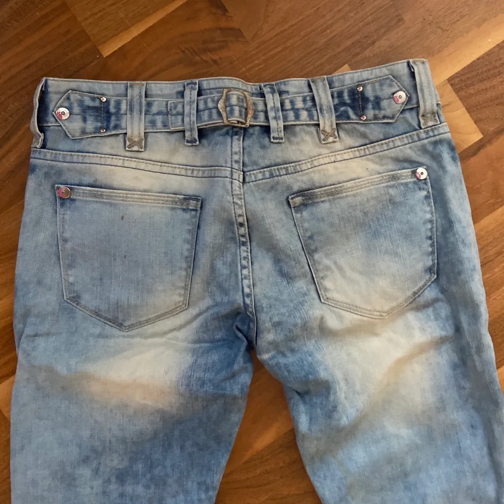 Fina low waist jeans som va för små för mig, helt oanvända, står storlek 30 i midjan men skulle säga att dom är runt 28 i midjan🌺 . Jeans & Byxor.