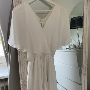 Vit jumpsuit  - Vit jumpsuit från Gina 