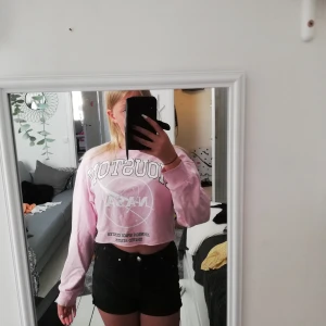 Rosa tröja/magtopp. Storlek XS - En rosa H&M tröja/magtopp. Använd en gång. Storlek Xs. Säljer pga har vuxit ur. Köparen står för frakten. Kontakta mig för annat pris. 