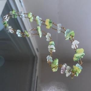 HALSBAND - Ett handgjort halsband av metall och gröna pärlor! Spännet är försilvrat och frakten ingår i priset😉 __________________________________________  Checka min profil, finns massvis med smycken för bra priser❣️ hör av dig med frågor, kan även customiza så du får vad du vill ha🙏🤝  __________________________________________