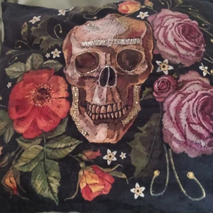 Kuddfodral dödskalle/rosor - Två stycken. Otroligt dekorativa med små pärlor, blommor och dödskalle. Helsvart baksida. Använda en gång. 