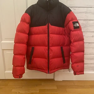 The North Face Nuptse 1992 - En skön vinterjacka från The North Face i storlek M. Skicket är rätt bra på utsidan, innanför finns det små hål vid dragskon men inget som syns. Jackan är svårhittad och säljer den pga för liten. Passar en 180-185