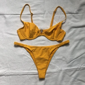 Gul bikini NLY beach - Så fin bikini från Nelly som tyvärr inte passar mig. Helt oanvänd men har klippt bort alla lappar, endast testat underdelen med trosor. Underdel strl M och överdel strl 75C 💕 Säljs helst ihop men vill man ha bara en del går det bra att skriva ett bud till mig.