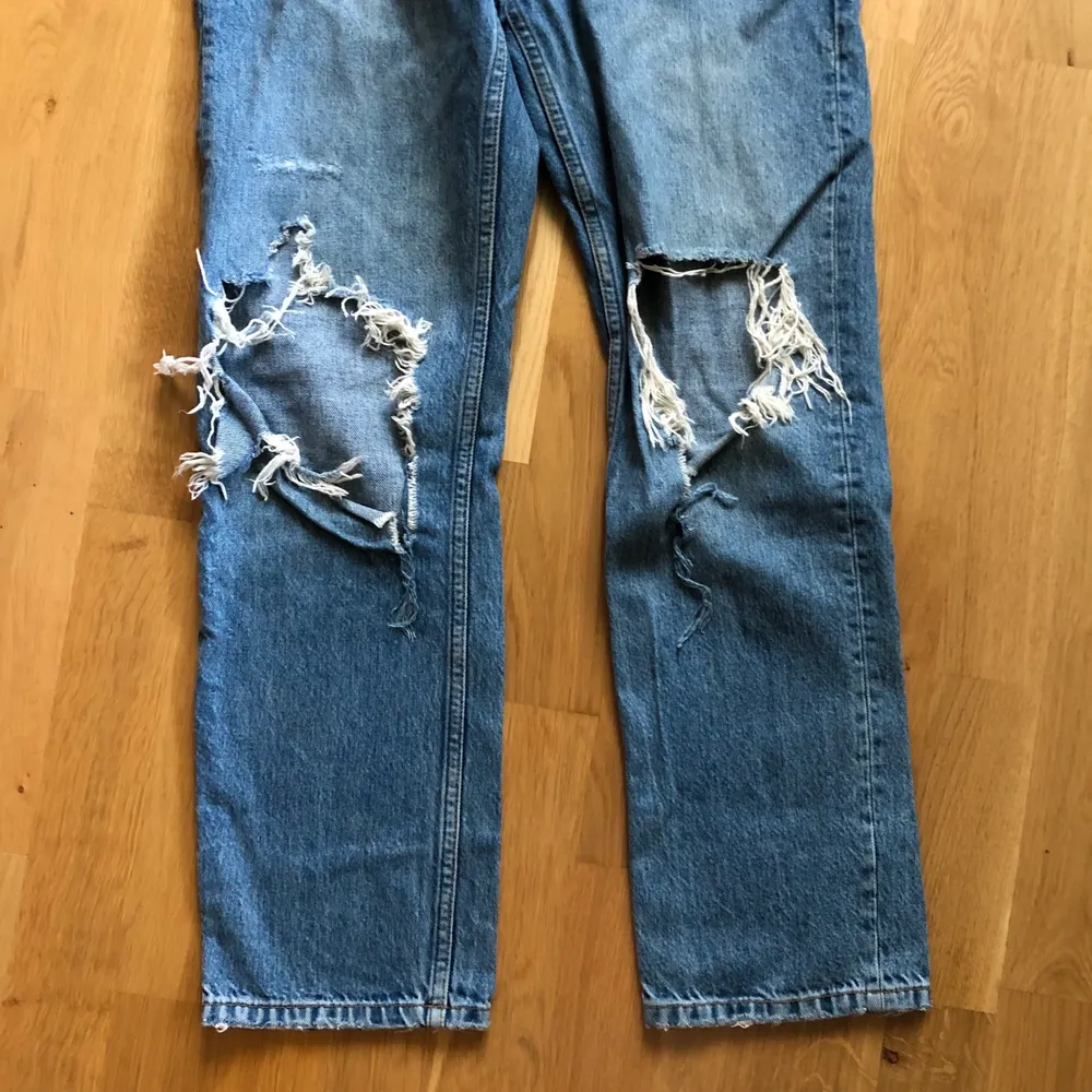 Jättesnygga jeans från Gina tricot! Aldrig använda, då de har varit för små för mig. Storlek 36, men en liten 36a!🦋🦋 materialet är riktigt jeans, inte så mycket stretch!😇. Jeans & Byxor.