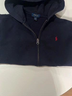 Polo Ralph lauren zip. Marinblå - Storlek 14-16 (L). Köpt för 1199kr.