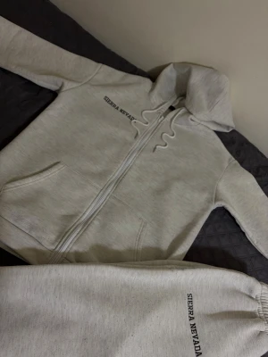 Set mjukisbyxa+kofta - Säljer denna settet som köptes förra månaden. Den säljs nu för 233kr. Den är i storlek S/M, den formar kroppen på ett vackert sätt och är väldigt skön. Säljer settet för ja behöver pengar🫣😅🤪