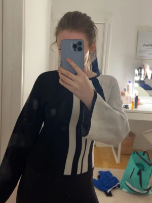 Svartvit stickad tröja Gina Tricot XS - Säljer en svart och vit stickad tröja från Gina Tricot i storlek XS. Tröjan har lång ärm, coolt blockmönster med svarta och vita ränder framtill och en lite loose passform. Perfekt för dig som gillar grafiska detaljer och vill sticka ut lite extra.