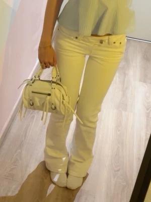 säljer mina snygga vita jeans  - säljer mina snygg jeans i storlek xs jeansen är extremt fina och snygga passar nästan till allt men kommer inte till användning 