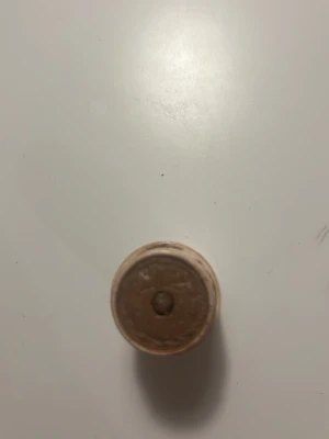 Milk Makeup Matte Bronzer Blaze - Milk Makeup Matte Bronzer i färgen Blaze. Kommer i en praktisk stickform som gör det enkelt att applicera och blenda. Färgen är en varm brun ton med matt finish, perfekt för att skapa naturliga skuggor och solkysst look. Förpackningen är vit med tydlig logga.