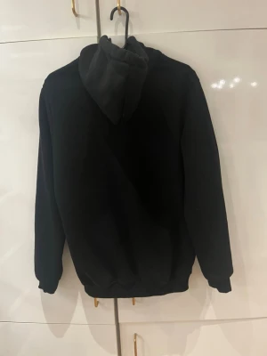 Lacoste hoodie - Helt ny Lacoste hoodie som e helt oanvänd. Passar xs/s 