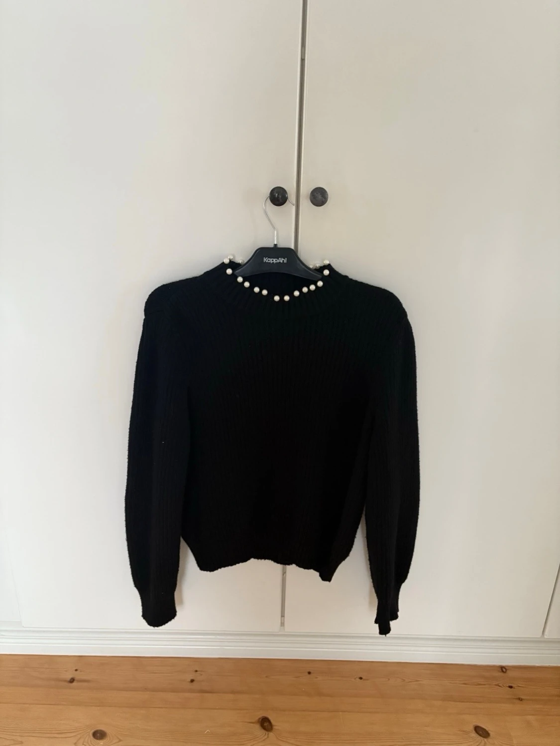 Svart stickad tröja med pärlor