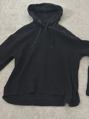 Svart hoodie från Soc i storlek S - Jätte fin svart lite tunnare hoodie i storlek S, super snygg med en vit tröja under!🥰