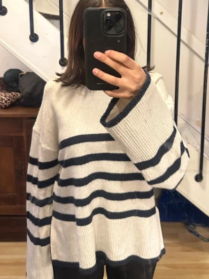 Randig stickad tröja från Kappahl - Säljer en oversized stickad tröja från Kappahl i storlek XS. Den är lite noppig men inget man tänker på.