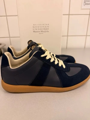 Maison margiela skor - Tjena, Säljer ett par helt nya gats i färgen mörkblå. Allt og finns förutom dustbag. Priset är ej hugget i sten💫💯. Är osäker på äktahet eftersom jag inte har kvitto därav priset.