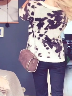 Grå mocka axelväska med kedja - Skit fin grå brun väska från kappahl som bara är använd en gång. Köpte den för 250kr och den blev slåtsåld dirket så därav priset❣️❣️