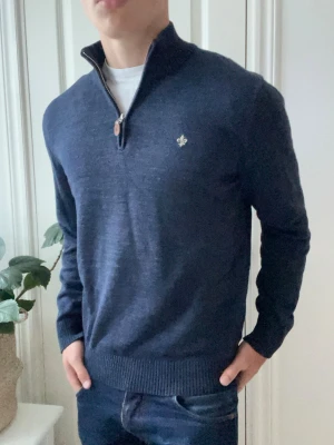 Morris halfzip - En favorit från oss! En väldigt hög kvalité detaljerad half zip med beige logga. Kragen sitter najs omkring halsen och tröjan har ett unikt och snyggt mönster som inte sticker ut för mycket. Modellen är 180 cm 75 kg och bär storlek L. Trots att den är lite för stor är passformen fortfarande väldigt najs! ❣️ en av Morris finaste plagg 🤝