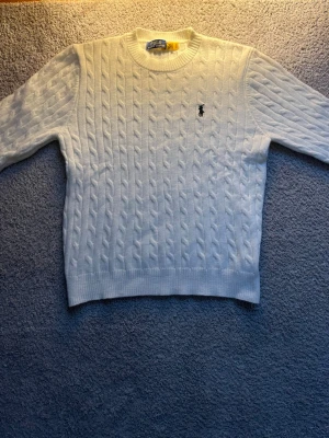 Ralph Lauren stickad tröja  - Tja! Säljer nu min Ralph lauren cotton sweater i storlek S då den tyvärr var för liten för mig. Endast testad så den är som gott som ny. Väldigt fin i sig och stilren. Vid intresse hör gärna av er. Mvh 