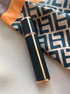 Parfymflaska inför Resan  - Påfyllningsbar parfymflaska inför resan eller i väskan, enkel att använda för dig som vill fräscha upp dig när som helst. Perfekt för dig som gillar stilrena accessoarer. Du fyller på den själv med din favorit doft. 