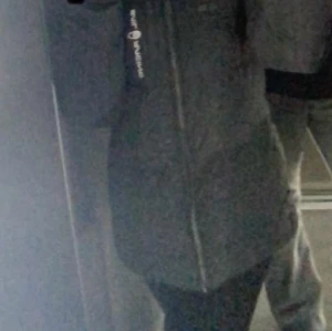 Svart sail racing pufferjacka  - Jackan har huva, dragkedja framtill och en stilren design med en diskret Sail Racing-logga på ärmen. Den är varm och perfekt för kalla dagar – fylld för extra isolering och med två praktiska fickor framtill. Passar dig som gillar en enkel och snygg stil. Använd bara i några månader och i mycket fint skick, utan skador. Storleken passar både S och XS. Mer bilder kan skicka privat