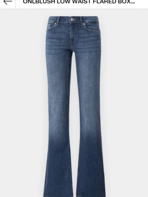 Mörkblå flared jeans från ONLY - Säljer ett par mörkblå flared jeans från ONLY med låg midja. OANVÄNDA prislapp sitter fortfarande kvar, endast testade. Säljer pga att de inte passade. Storlek Sx32