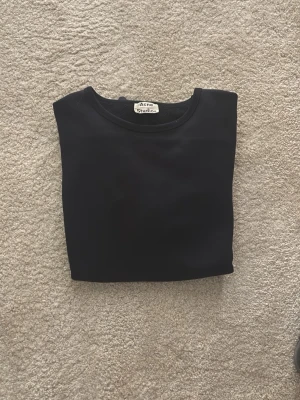 Acne studios tröja - Piss fet Acne tröja köpt från en butik i Göteborg, tröjan var begagnad och skulle säga ny pris för en sådan här är runt 6000kr, mitt pris 1299 men går att diskutera pris. Tveka inte höra av dig!