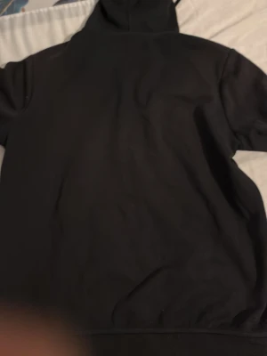 Svart Ralph Lauren Hoodie - Svart hoodie från Ralph Lauren i klassisk och tidlös design. En mycket mångsidig tröja som enkelt kan matchas med nästan allt i garderoben, perfekt för både vardag och avslappnade tillfällen. Hoodien är i gott skick och har använts varsamt. Säljer den då den tyvärr inte passar mig längre.