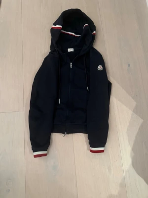 Moncler hoodie - Sparsamt använd 