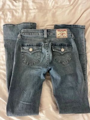 True religion jeans ljusblåa - Jag använder de knappt längre och är som i nytt skick och där ner till endast lite slitna. Nypris 1299kr💞 pris kan diskuteras!! Storlek w24 i modellen Becca mid waist bootcut💗de är jätte sköna!!