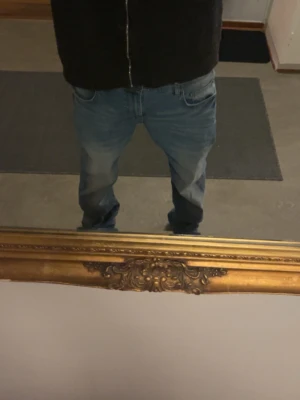 Ljusblå raka jeans med slitningar - Inga problem med dessa jeans:) dessa jeans tror jag e 32 i midjan och 33,34 i längd. 