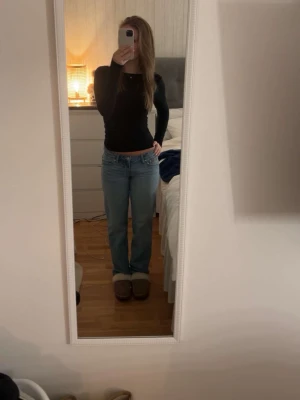 Ljusblå raka jeans - Säljer ett par ljusblå jeans med rak passform och låg midja. Klassisk femficksmodell och enkel design, perfekta till en avslappnad stil❤️❤️