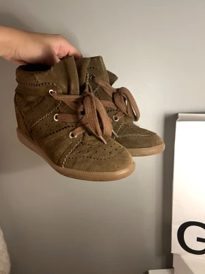 Isabel Marant skor - Säljer nu mina fina Isabel Marant skor! Dem är i väldigt gott skick. Storlek 37, dem är brun/gröna i färgen. Pris kan absolut diskuteras. 