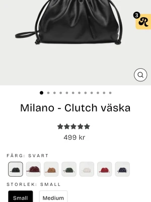 Svart clutchväska Milano small - Snygg svart clutchväska från Milano i liten storlek. Väskan har en mjuk, rundad form med dragsko och smala axelband. Tillverkad i slätt material som ger en stilren look. Perfekt för att bära det viktigaste när du vill hålla det enkelt och trendigt.är knappt använd så är i mycket bra skick!har inga defekter! Men har it prislapp eller original förpackning 