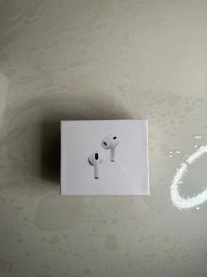 AirPods Pro 3 - Nya Apple AirPods Pro 3 i oöppnad originalförpackning. Trådlösa hörlurar med laddningsetui, kompatibla med USB-C och MagSafe. Inkluderar flera örontoppsstorlekar. Perfekt för musik, samtal och aktiv brusreducering. Förpackningen är i mycket fint skick.