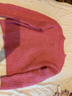 Rosa stickad tröja  - En rosa stickad tröja från lager 157 i storlek S men den är ganska stor så tror de passar ävrnoö om man brukar ha M