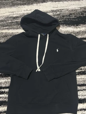 Svart Raulph Lauren Hoodie  - Nytt skick, inga defekter. (Hör av dig vid minsta fundering)