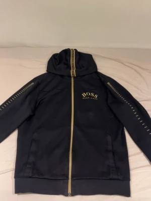 Hugo boss kofta - Säljer en Hugo Boss-kofta som är lätt använd men i mycket bra skick. Välskött, stilren och perfekt för både vardag och finare tillfällen
