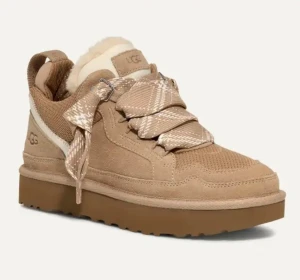 Uggs  - Säljer ett par beige sneakers från UGGS pga att Skorna inte används. Har endast används 3 gånger under hela vintern och är som helt nya! Dem kommer tsm med ett par nya sko snören och lådan dem kom i. Köptes för cirka 2500kr från miinto🥰