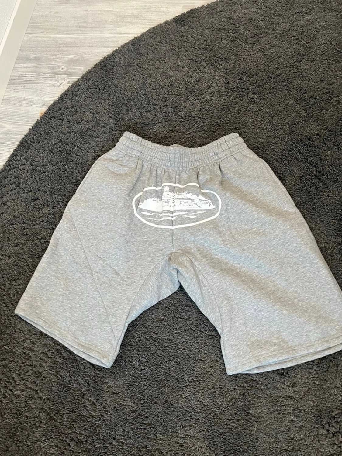 Corteiz Grå sweatshorts med tryck