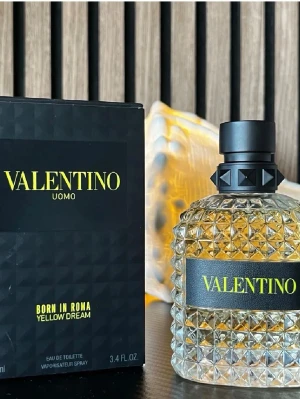 Valentino Yellow dream  - Tja! Jag säljer den här för att jag inte har någon nytta av den känner jag direkt fick den i present 100 ml men använder inte endast sprayad typ 4 gånger så det är fortfarande 100/100 ml kvar Valentino Uomo Born in Roma Yellow Dream Eau de Toilette, 100 ml. Tillverkad i Frankrike. En modern doft i snygg flaska, perfekt för dig som vill sticka ut med stil.