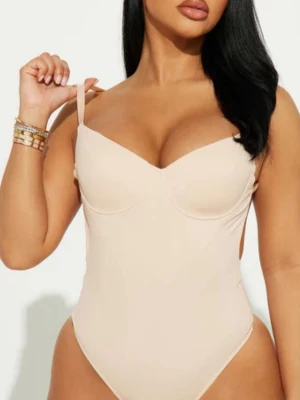 Shapewear bodysuit  - Säljer en beige shapewear bodysuit med vadderade kupor. Den har justerbara axelband. Öppen rygg. Aldrig använd. Funkar för de med storlek M med. 