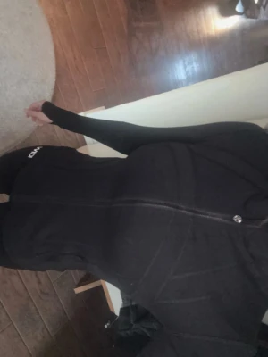 Lululemon jacka - Helt ny lululemon jacka, tagit av prislappen för trodde jag skulle ha kvar men ångrat mig. Oanvänd och sitter fint intill kroppen. 