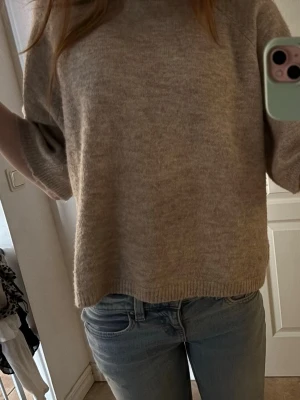 Beige stickad tröja  - ‼️PRIS KAN DISKUTERAS‼️ Mysig beige stickad tröja med halvkort ärm och avslappnad passform. Tröjan har ribbade muddar vid ärmslut och nederkant. Enkel och stilren design som är lätt att matcha.